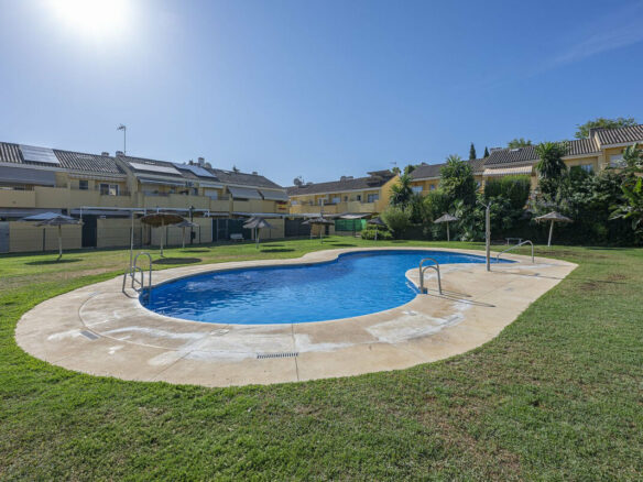 FOR SALE 🏡 Three-Bedroom Townhouse with Mountain Views in a Gated Community – Estepona 🇪🇸