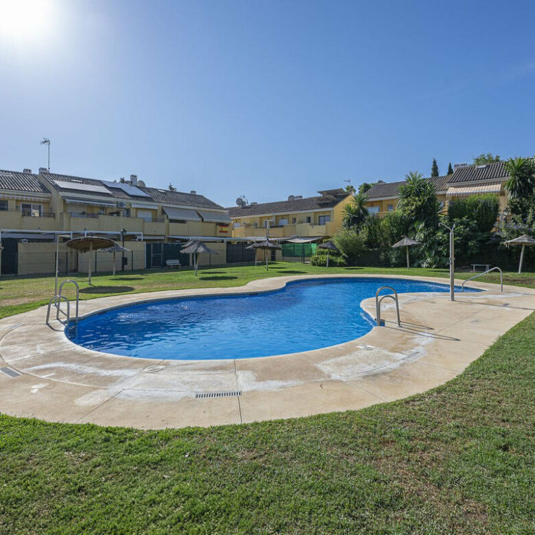 FOR SALE 🏡 Three-Bedroom Townhouse with Mountain Views in a Gated Community – Estepona 🇪🇸