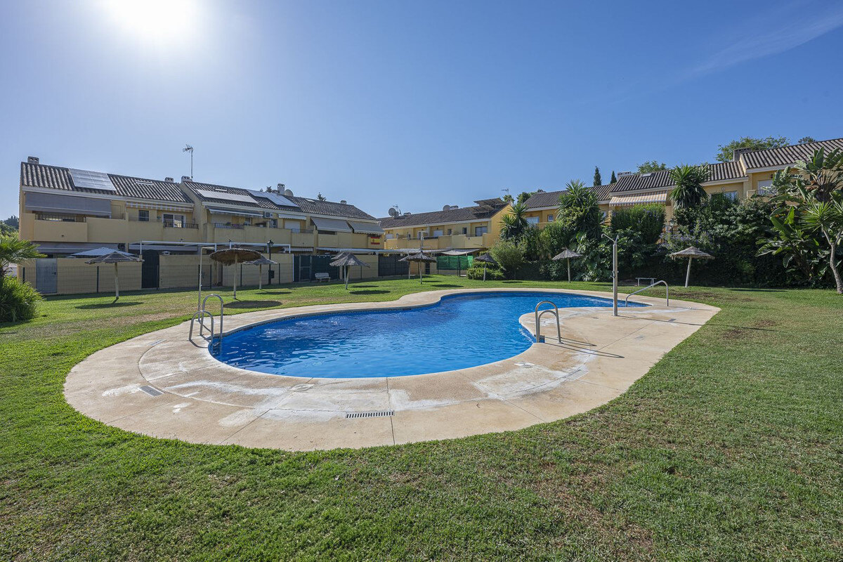 FOR SALE 🏡 Three-Bedroom Townhouse with Mountain Views in a Gated Community – Estepona 🇪🇸