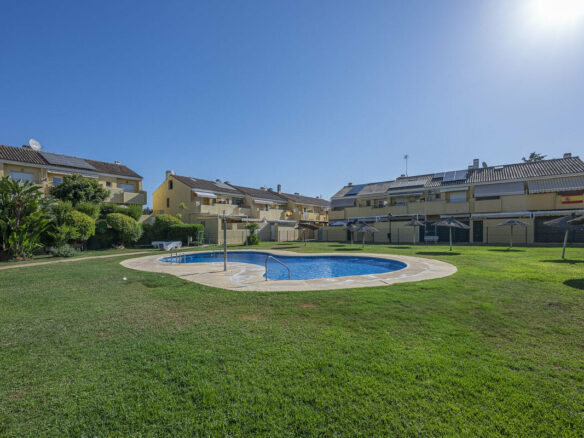 FOR SALE 🏡 Three-Bedroom Townhouse with Mountain Views in a Gated Community – Estepona 🇪🇸