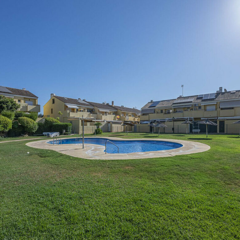 FOR SALE 🏡 Three-Bedroom Townhouse with Mountain Views in a Gated Community – Estepona 🇪🇸