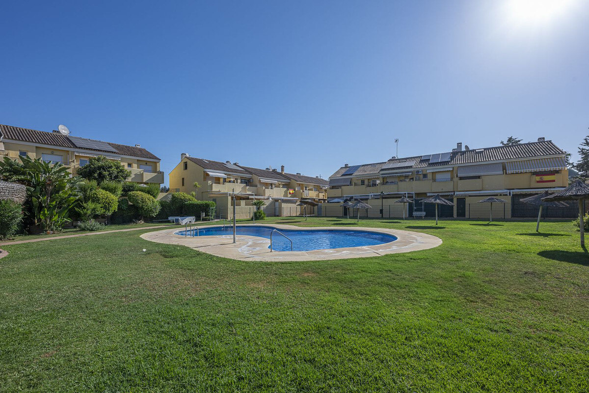 FOR SALE 🏡 Three-Bedroom Townhouse with Mountain Views in a Gated Community – Estepona 🇪🇸