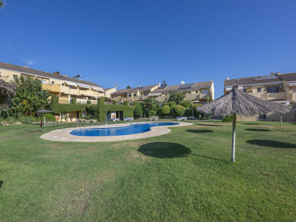 FOR SALE 🏡 Three-Bedroom Townhouse with Mountain Views in a Gated Community – Estepona 🇪🇸