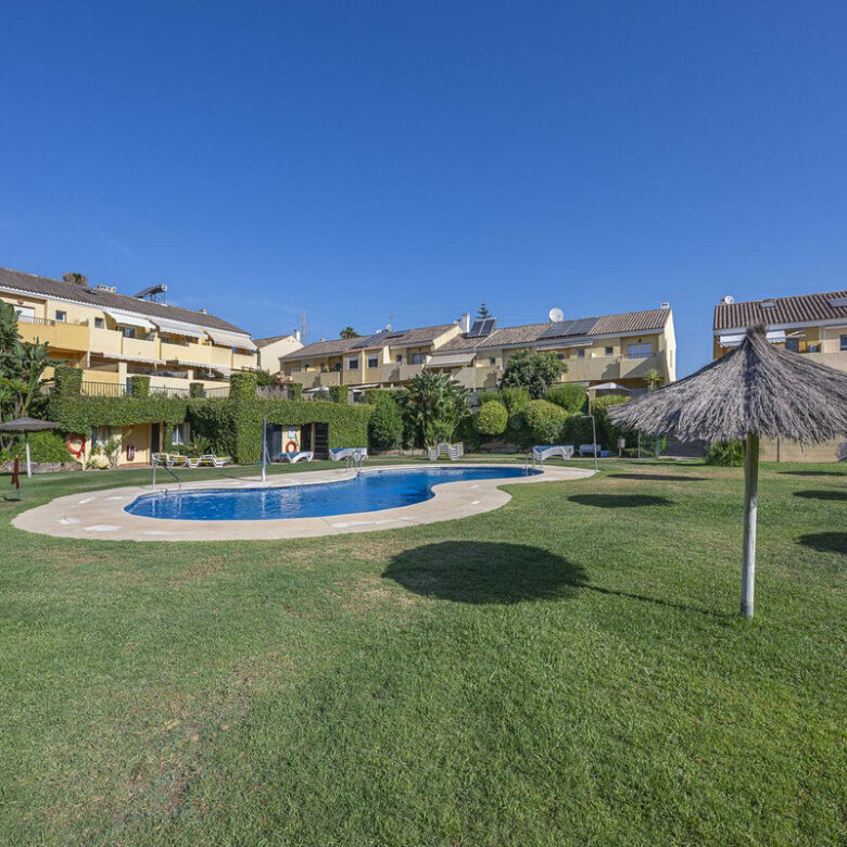 FOR SALE 🏡 Three-Bedroom Townhouse with Mountain Views in a Gated Community – Estepona 🇪🇸