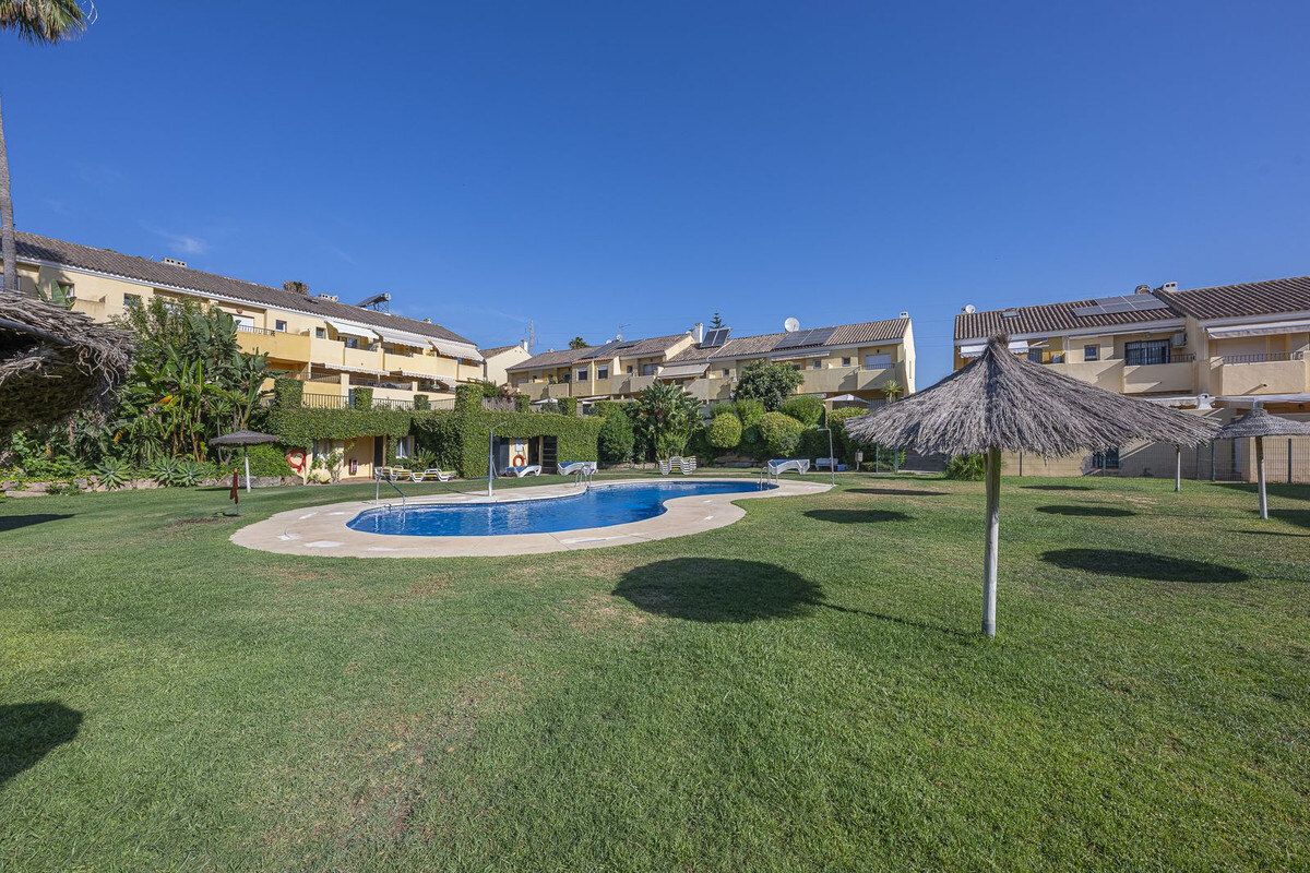 FOR SALE 🏡 Three-Bedroom Townhouse with Mountain Views in a Gated Community – Estepona 🇪🇸