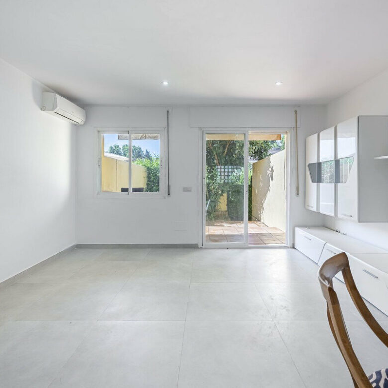 FOR SALE 🏡 Three-Bedroom Townhouse with Mountain Views in a Gated Community – Estepona 🇪🇸