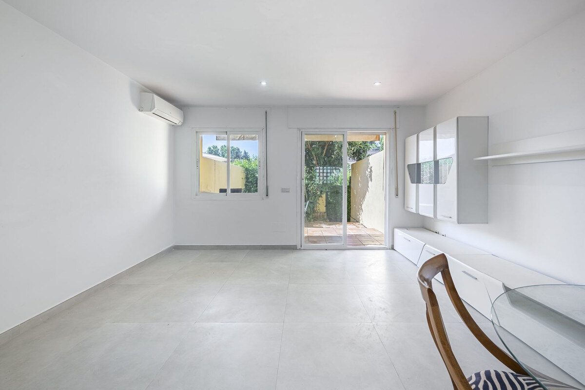 FOR SALE 🏡 Three-Bedroom Townhouse with Mountain Views in a Gated Community – Estepona 🇪🇸
