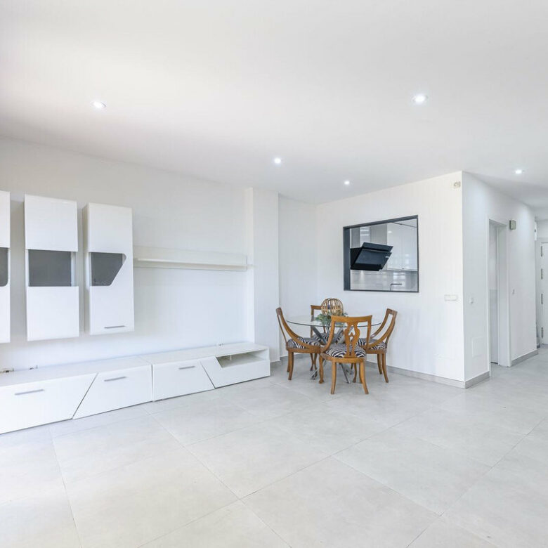 FOR SALE 🏡 Three-Bedroom Townhouse with Mountain Views in a Gated Community – Estepona 🇪🇸