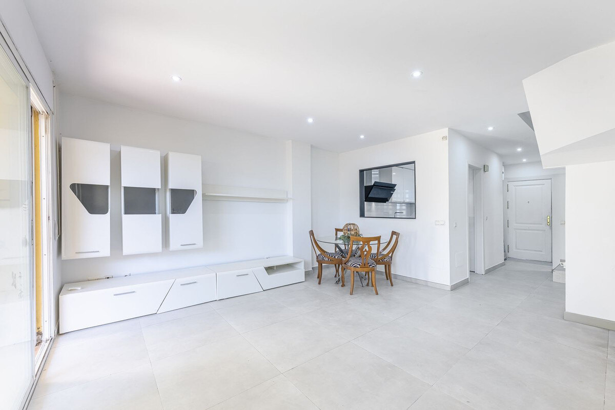 FOR SALE 🏡 Three-Bedroom Townhouse with Mountain Views in a Gated Community – Estepona 🇪🇸