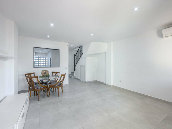 FOR SALE 🏡 Three-Bedroom Townhouse with Mountain Views in a Gated Community – Estepona 🇪🇸