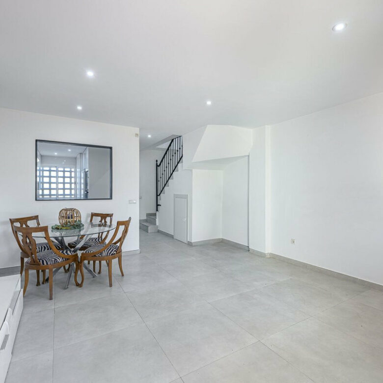 FOR SALE 🏡 Three-Bedroom Townhouse with Mountain Views in a Gated Community – Estepona 🇪🇸