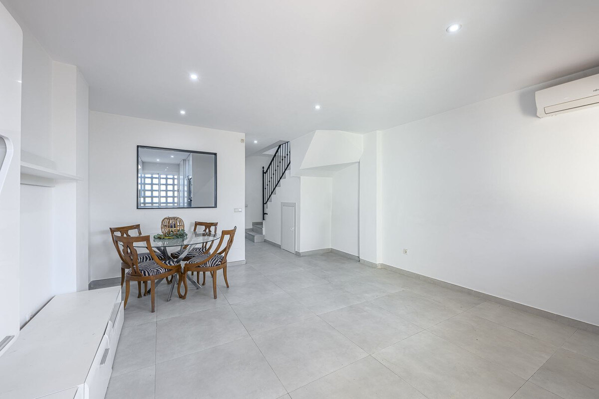 FOR SALE 🏡 Three-Bedroom Townhouse with Mountain Views in a Gated Community – Estepona 🇪🇸
