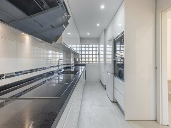 FOR SALE 🏡 Three-Bedroom Townhouse with Mountain Views in a Gated Community – Estepona 🇪🇸