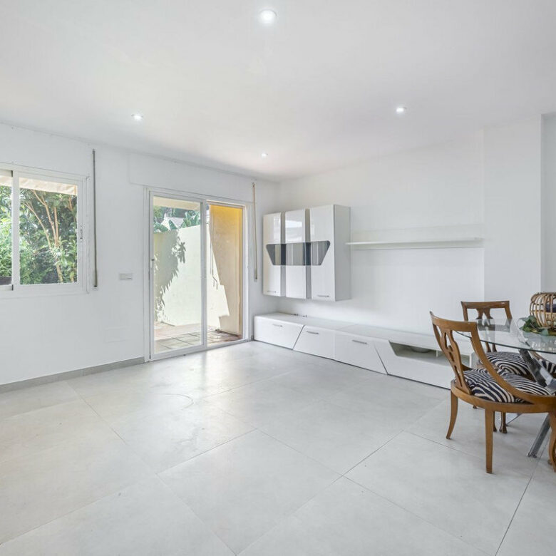 FOR SALE 🏡 Three-Bedroom Townhouse with Mountain Views in a Gated Community – Estepona 🇪🇸
