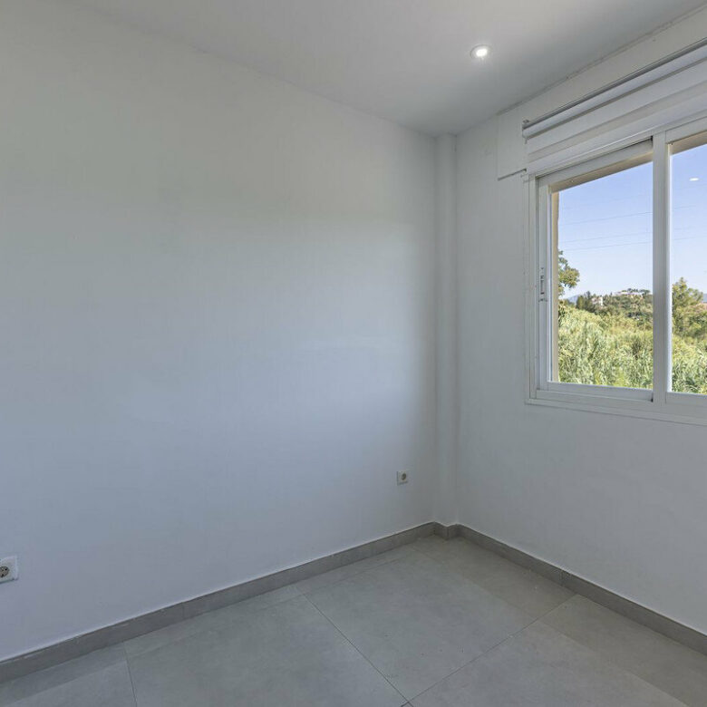 FOR SALE 🏡 Three-Bedroom Townhouse with Mountain Views in a Gated Community – Estepona 🇪🇸