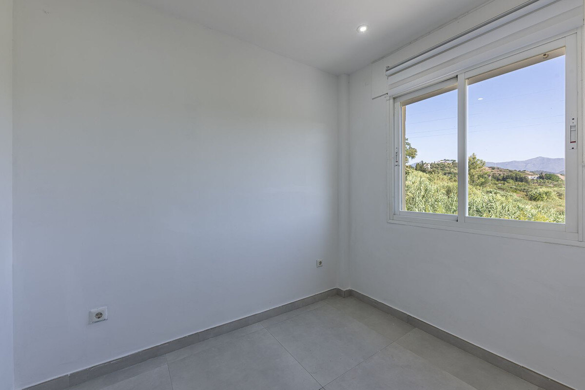 FOR SALE 🏡 Three-Bedroom Townhouse with Mountain Views in a Gated Community – Estepona 🇪🇸