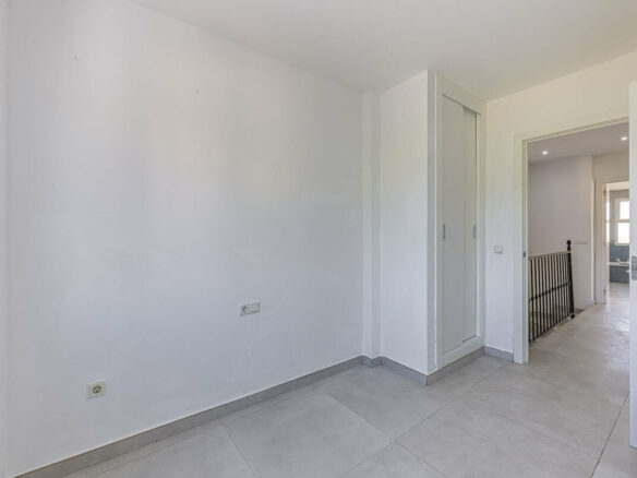 FOR SALE 🏡 Three-Bedroom Townhouse with Mountain Views in a Gated Community – Estepona 🇪🇸