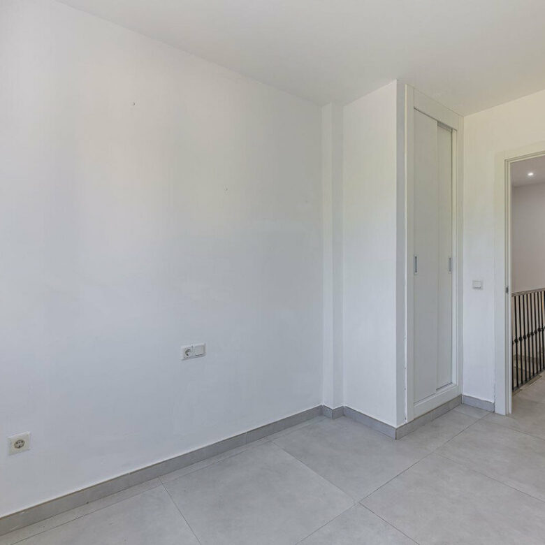 FOR SALE 🏡 Three-Bedroom Townhouse with Mountain Views in a Gated Community – Estepona 🇪🇸