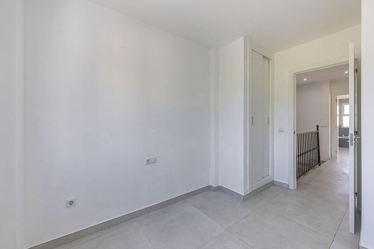 FOR SALE 🏡 Three-Bedroom Townhouse with Mountain Views in a Gated Community – Estepona 🇪🇸