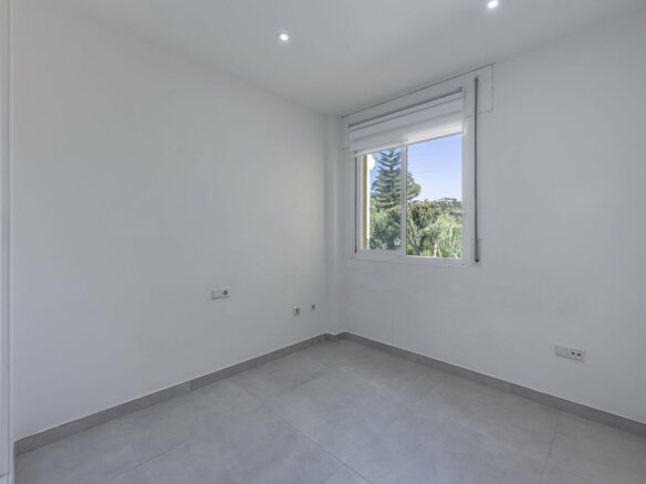 FOR SALE 🏡 Three-Bedroom Townhouse with Mountain Views in a Gated Community – Estepona 🇪🇸