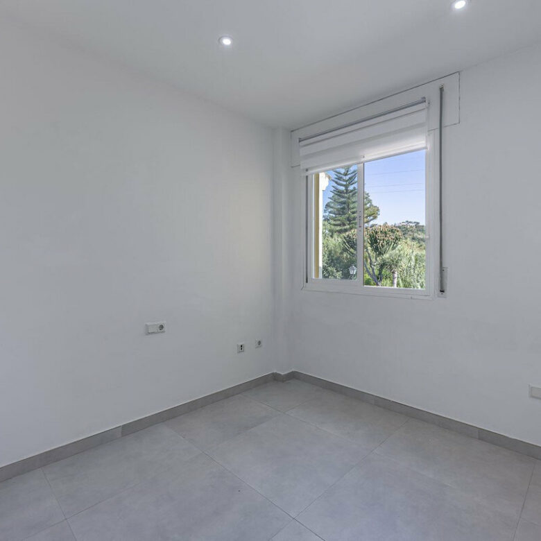 FOR SALE 🏡 Three-Bedroom Townhouse with Mountain Views in a Gated Community – Estepona 🇪🇸
