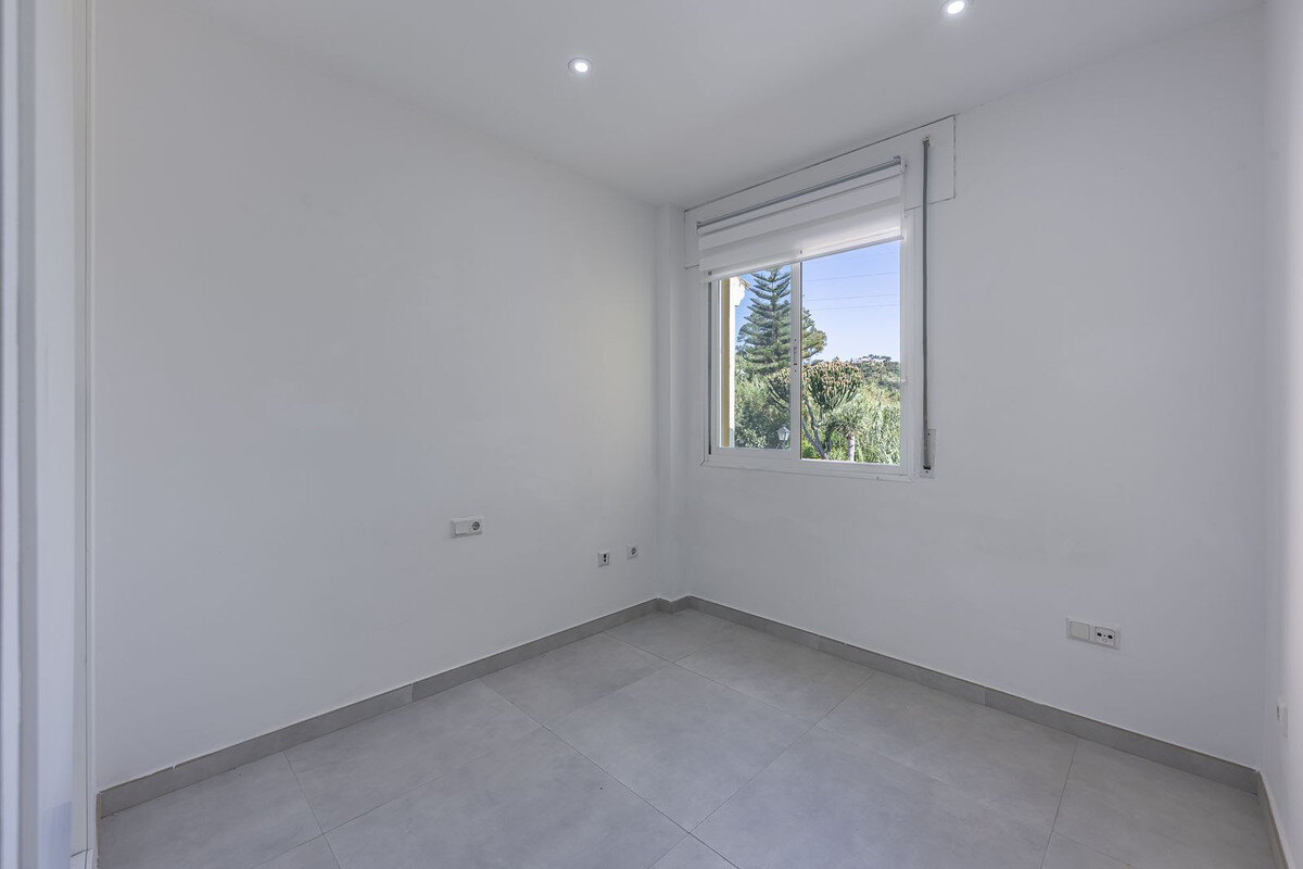 FOR SALE 🏡 Three-Bedroom Townhouse with Mountain Views in a Gated Community – Estepona 🇪🇸