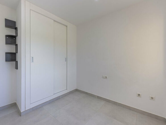 FOR SALE 🏡 Three-Bedroom Townhouse with Mountain Views in a Gated Community – Estepona 🇪🇸
