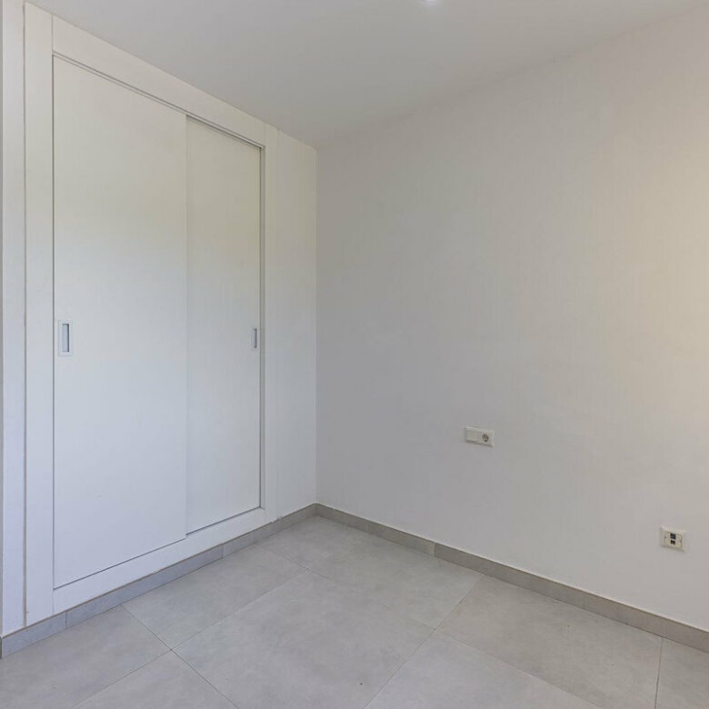 FOR SALE 🏡 Three-Bedroom Townhouse with Mountain Views in a Gated Community – Estepona 🇪🇸