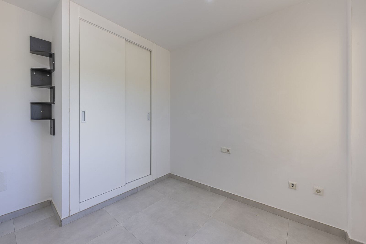 FOR SALE 🏡 Three-Bedroom Townhouse with Mountain Views in a Gated Community – Estepona 🇪🇸