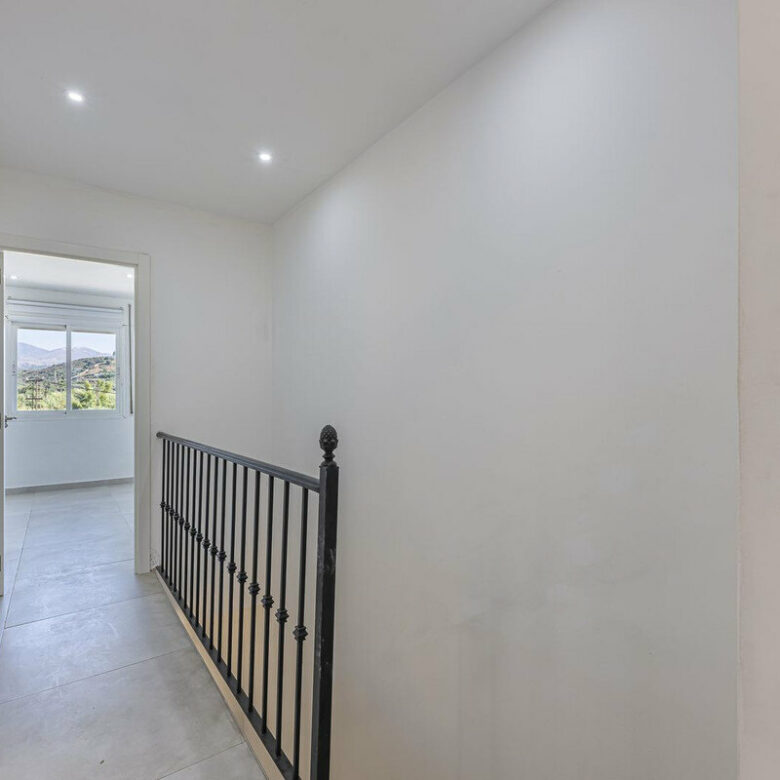 FOR SALE 🏡 Three-Bedroom Townhouse with Mountain Views in a Gated Community – Estepona 🇪🇸