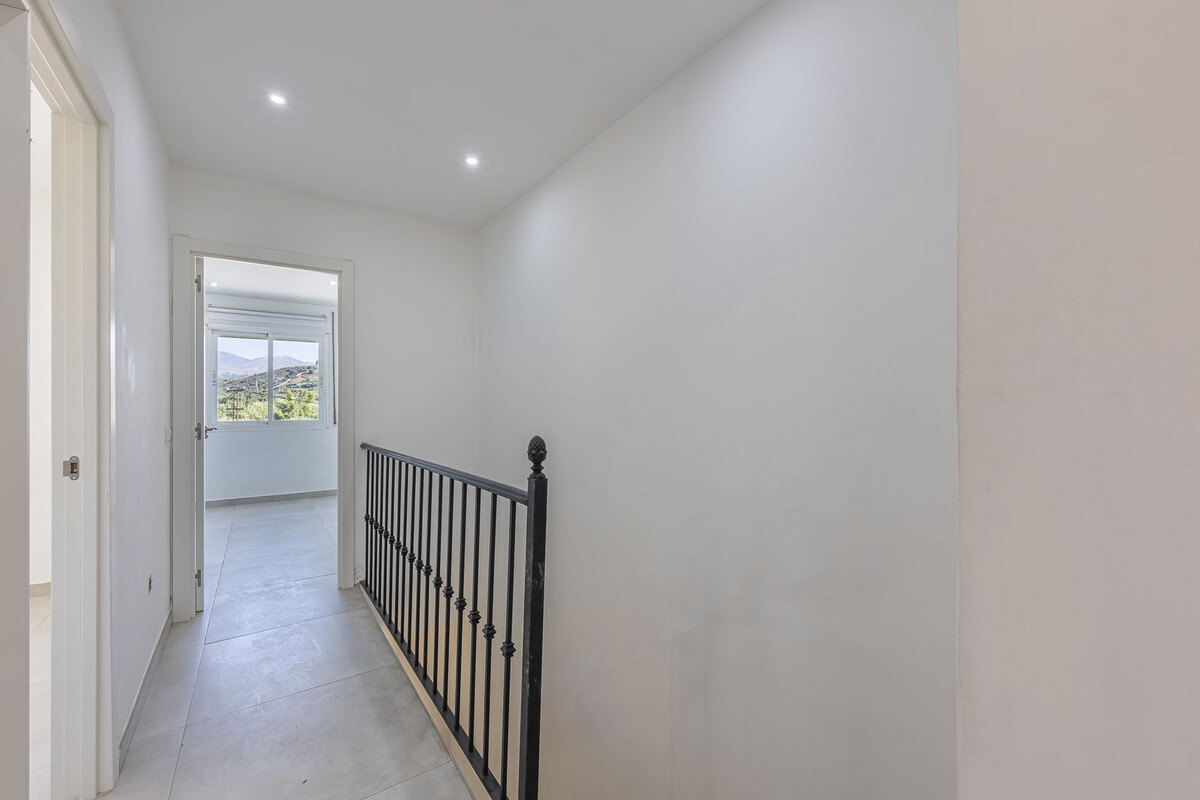 FOR SALE 🏡 Three-Bedroom Townhouse with Mountain Views in a Gated Community – Estepona 🇪🇸