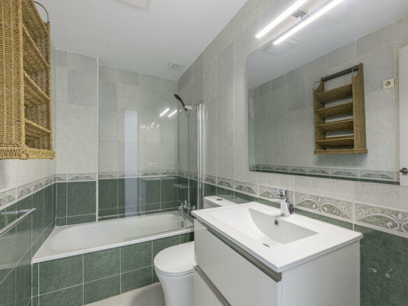 FOR SALE 🏡 Three-Bedroom Townhouse with Mountain Views in a Gated Community – Estepona 🇪🇸