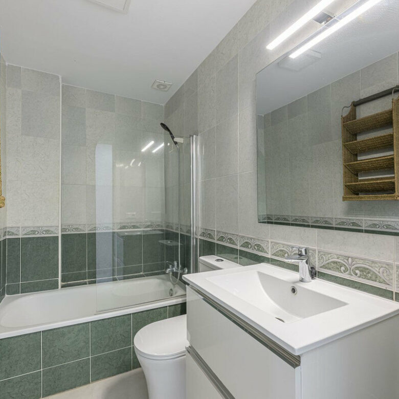 FOR SALE 🏡 Three-Bedroom Townhouse with Mountain Views in a Gated Community – Estepona 🇪🇸