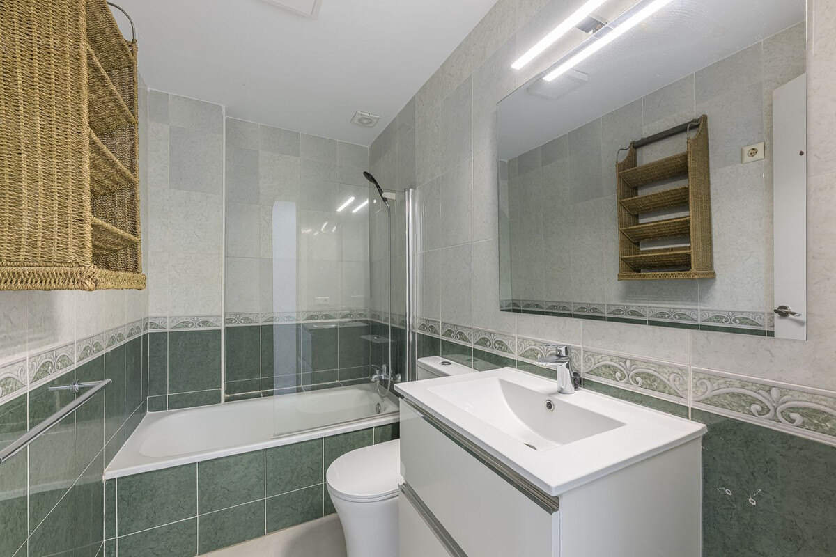 FOR SALE 🏡 Three-Bedroom Townhouse with Mountain Views in a Gated Community – Estepona 🇪🇸