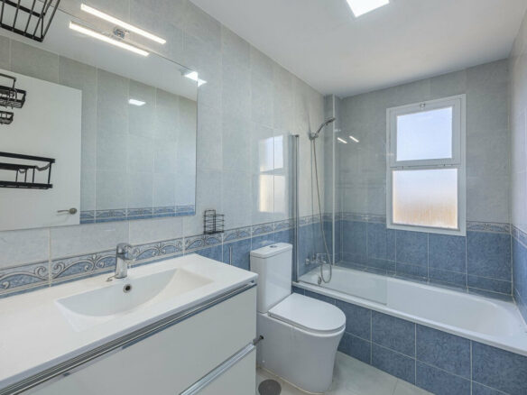 FOR SALE 🏡 Three-Bedroom Townhouse with Mountain Views in a Gated Community – Estepona 🇪🇸