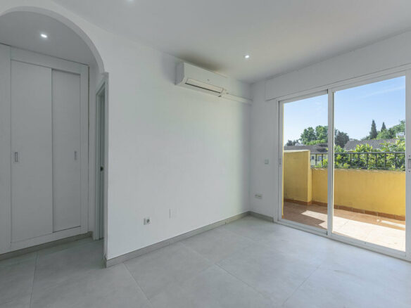 FOR SALE 🏡 Three-Bedroom Townhouse with Mountain Views in a Gated Community – Estepona 🇪🇸