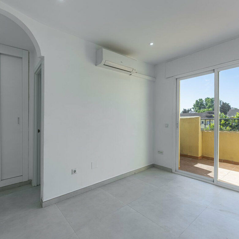 FOR SALE 🏡 Three-Bedroom Townhouse with Mountain Views in a Gated Community – Estepona 🇪🇸