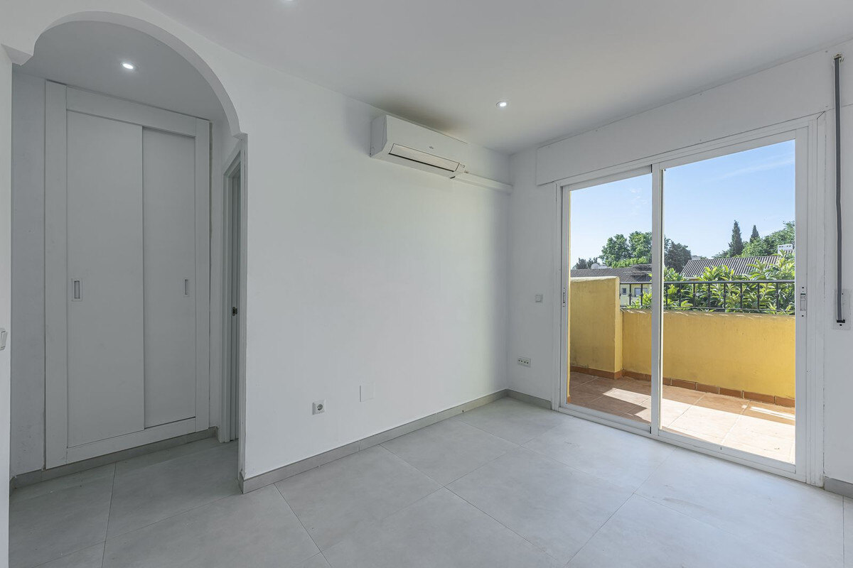 FOR SALE 🏡 Three-Bedroom Townhouse with Mountain Views in a Gated Community – Estepona 🇪🇸