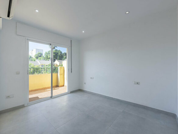FOR SALE 🏡 Three-Bedroom Townhouse with Mountain Views in a Gated Community – Estepona 🇪🇸