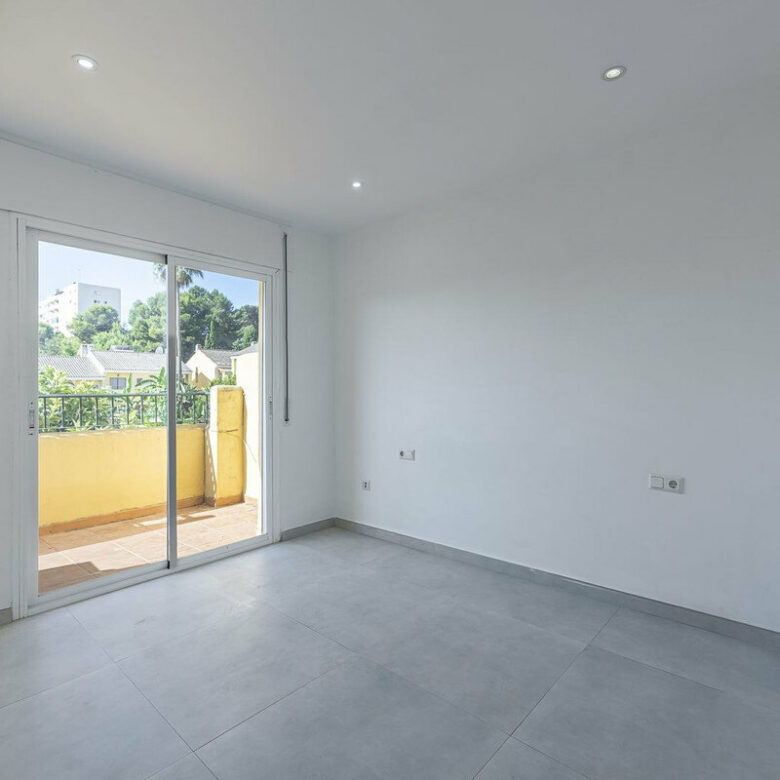 FOR SALE 🏡 Three-Bedroom Townhouse with Mountain Views in a Gated Community – Estepona 🇪🇸