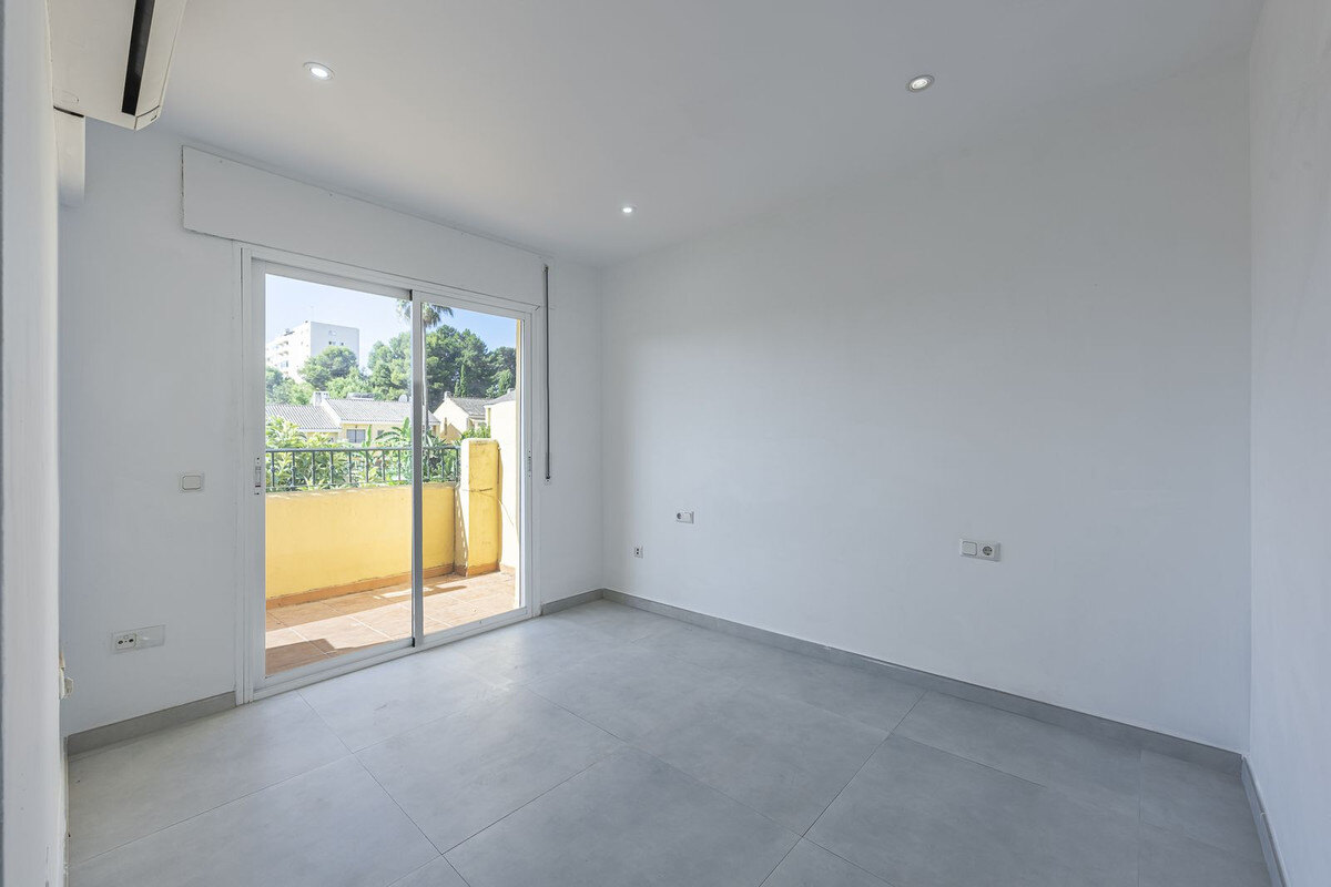 FOR SALE 🏡 Three-Bedroom Townhouse with Mountain Views in a Gated Community – Estepona 🇪🇸