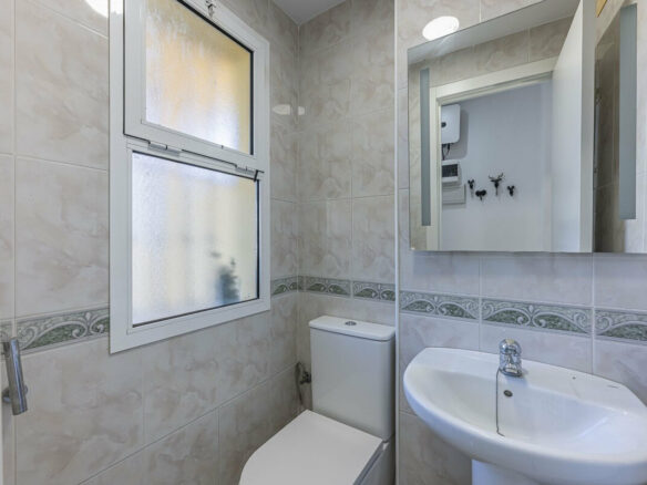 FOR SALE 🏡 Three-Bedroom Townhouse with Mountain Views in a Gated Community – Estepona 🇪🇸