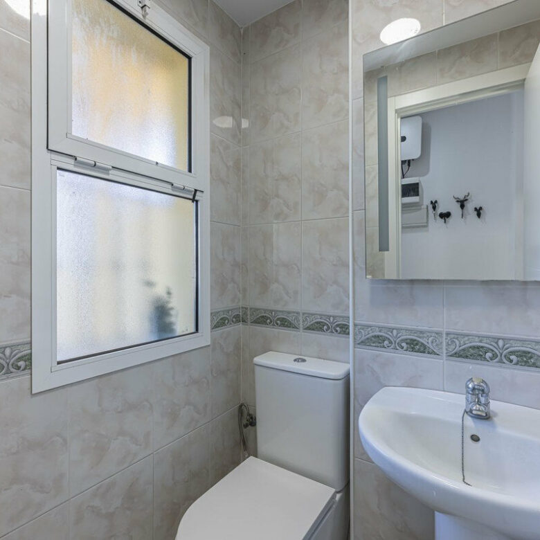 FOR SALE 🏡 Three-Bedroom Townhouse with Mountain Views in a Gated Community – Estepona 🇪🇸