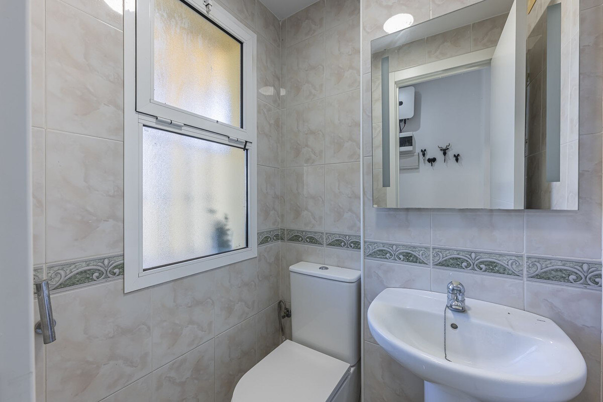 FOR SALE 🏡 Three-Bedroom Townhouse with Mountain Views in a Gated Community – Estepona 🇪🇸