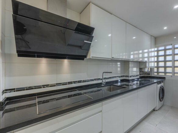 FOR SALE 🏡 Three-Bedroom Townhouse with Mountain Views in a Gated Community – Estepona 🇪🇸