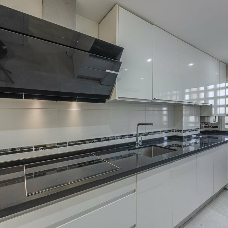 FOR SALE 🏡 Three-Bedroom Townhouse with Mountain Views in a Gated Community – Estepona 🇪🇸