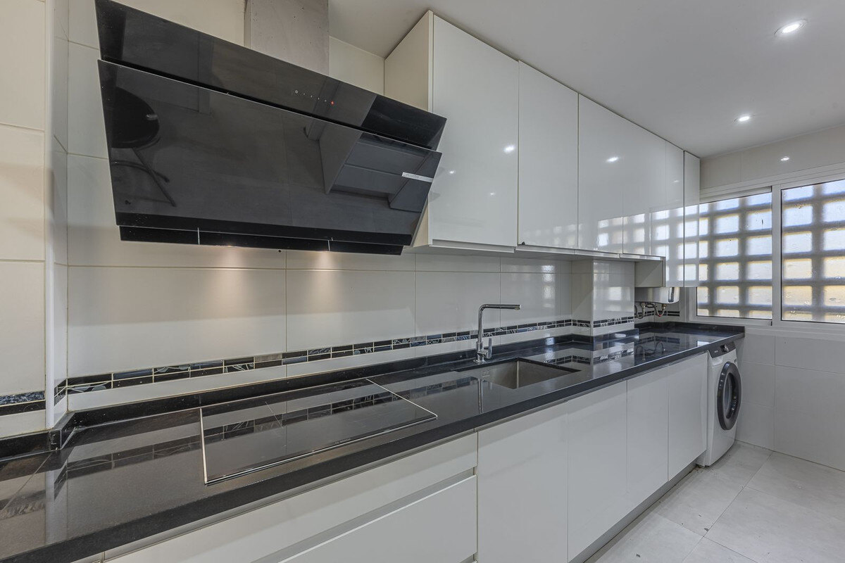 FOR SALE 🏡 Three-Bedroom Townhouse with Mountain Views in a Gated Community – Estepona 🇪🇸