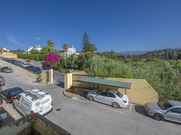FOR SALE 🏡 Three-Bedroom Townhouse with Mountain Views in a Gated Community – Estepona 🇪🇸