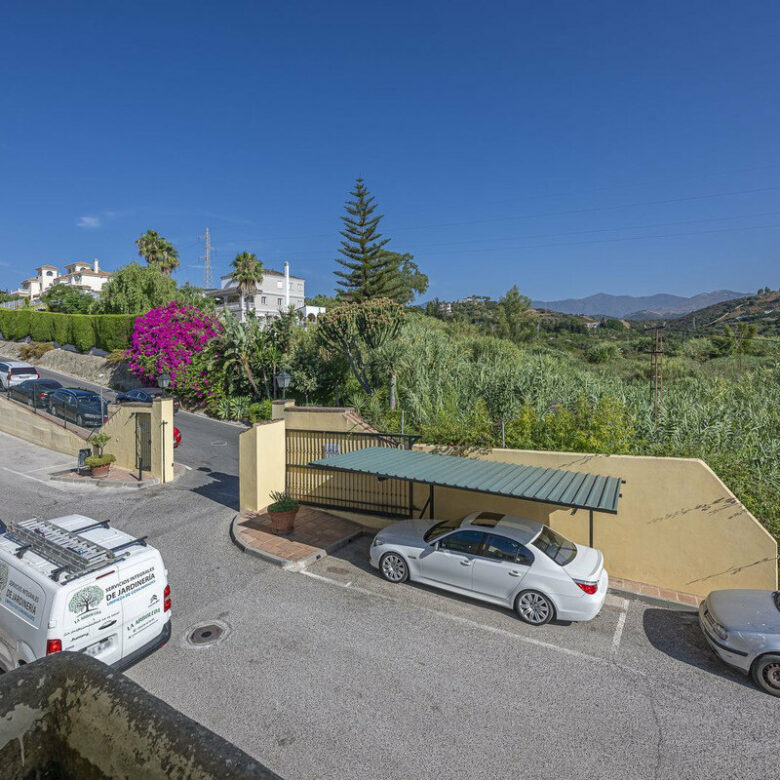 FOR SALE 🏡 Three-Bedroom Townhouse with Mountain Views in a Gated Community – Estepona 🇪🇸