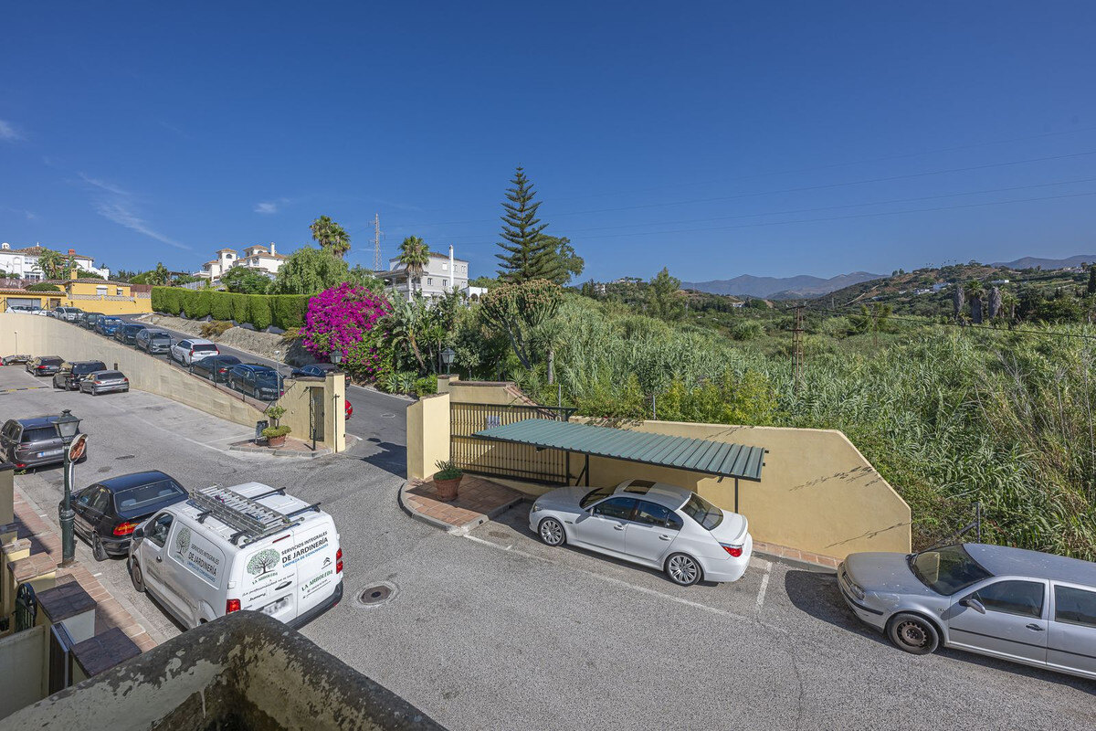 FOR SALE 🏡 Three-Bedroom Townhouse with Mountain Views in a Gated Community – Estepona 🇪🇸